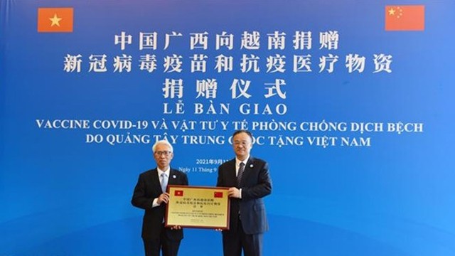 越南驻华大使范星梅接收由中国广西壮族自治区人民政府捐赠的新冠疫苗和医疗物资。