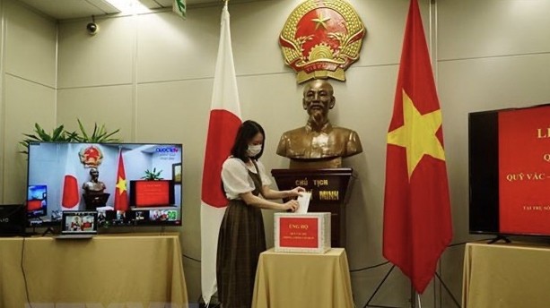 越南驻日本福冈总领事馆为国内新冠疫苗基金捐赠近7万美元 。（图片来源：越通社）