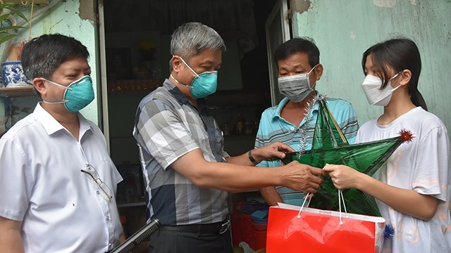 阮长山副部长向儿童赠送礼物。（图片来源：卫生部）