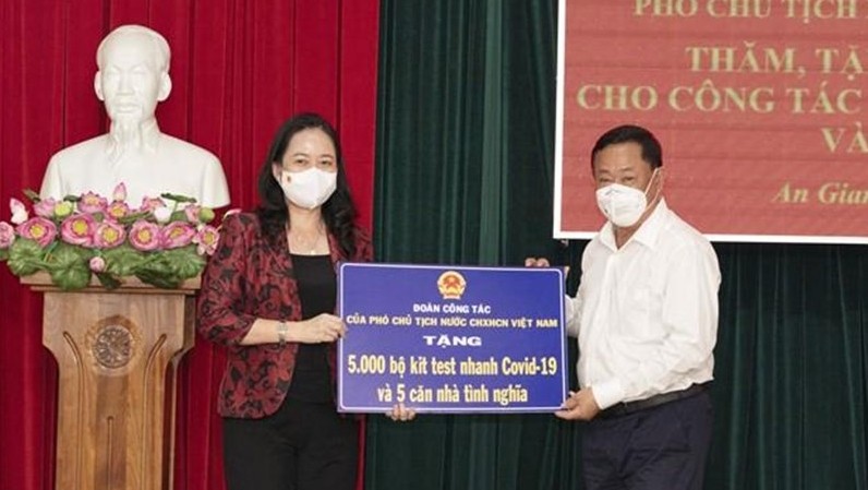 越南国家副主席武氏映春在安江省开展疫情防控慰问工作。