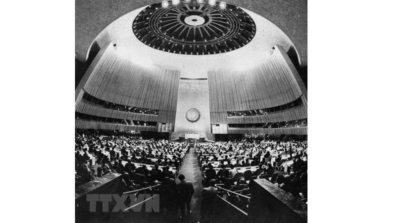 1977年9月20日，在美国纽约召开的第32届联合国大会通过决议，接受越南为联合国成员国。