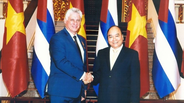 在访问越南期间，古巴国家主席米格尔•迪亚斯•卡内尔于2018年11月会见越南政府总理阮春福。（图片来源：《越通社》）