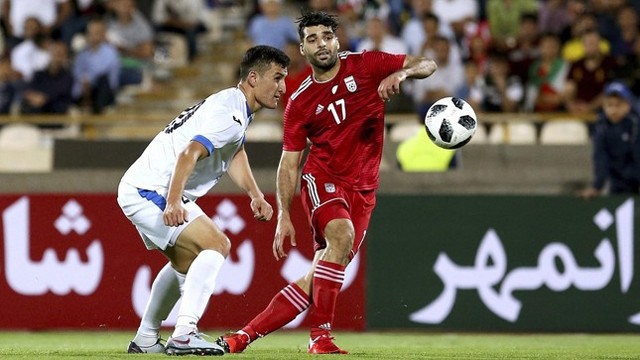伊朗和阿联酋球员在比赛中拼抢。