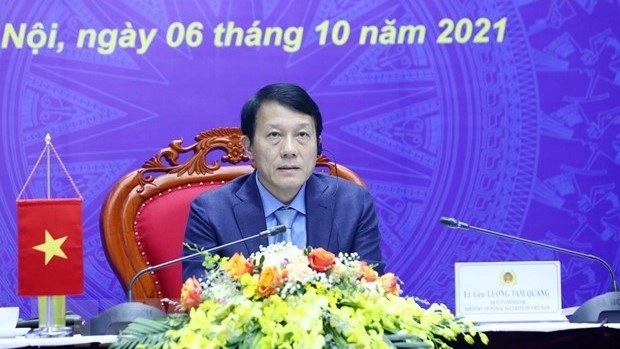 越南公安部副部长梁三光出席会议。