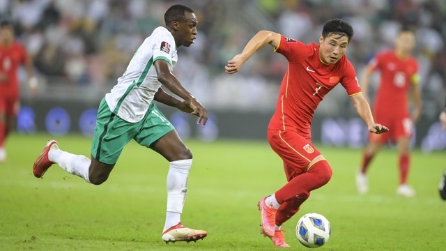 沙特阿拉伯球员和中国球员加速拼抢。