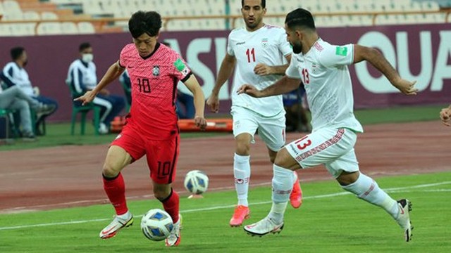 韩国球员和伊朗球员在比赛中拼抢。