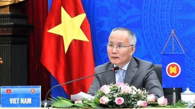 越南工贸部副部长陈国庆出席会议。