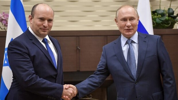 以色列总理纳夫塔利·贝内特（左）在俄罗斯索契会见俄罗斯总统弗拉基米尔·普京。（图片来源：GPO）