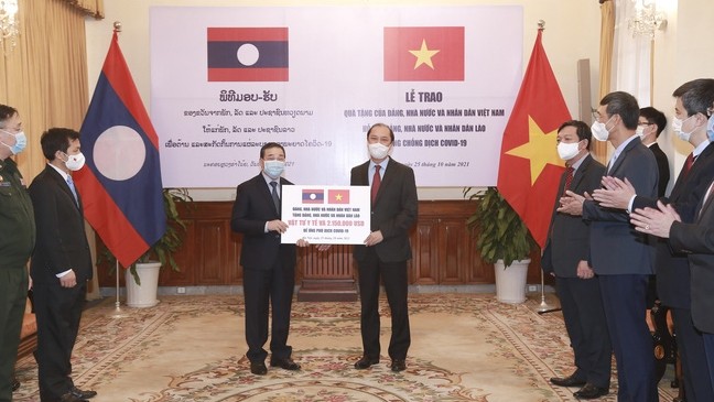 外交部副部长阮国勇与老挝驻越南大使森菲特·洪邦光出席仪式。（图片来源：越通社）