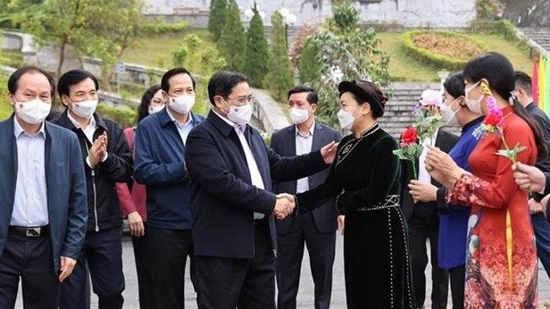 范明正总理和高平省各民族同胞。（图片来源：越通社）