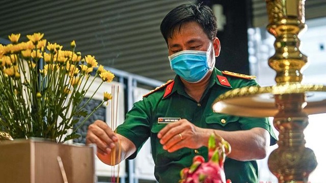 胡志明市司令部干部为死于新冠肺炎疫情的人民上香。