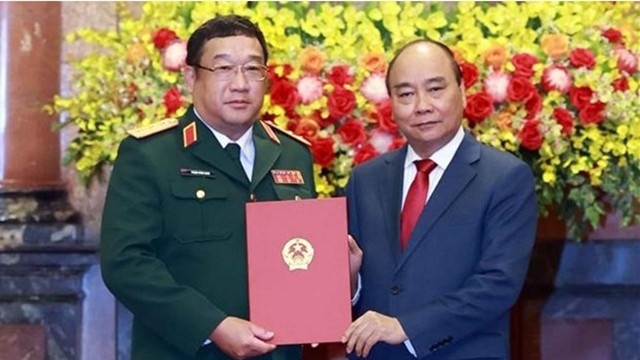 国家主席阮春福向国防部副部长范怀南中将颁发晋升上将军衔命令。