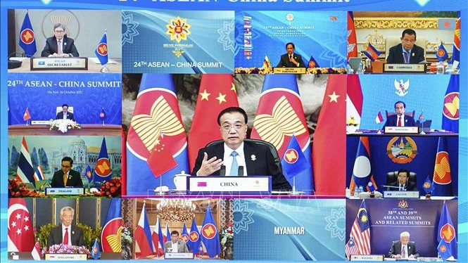 中国国务院总理李克强（中）2021年10月26日出席以视频方式举行的第24次东盟—中国领导人会议。 （图片来源：新华社/越通社）