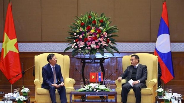 老挝国会主席赛宋蓬·丰威汉与越老友好协会主席陈文髓。（图片来源：越通社）