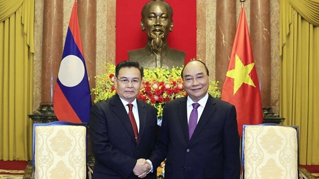 越南国家主席阮春福会与挝国会主席赛宋蓬·丰威汉握手。
