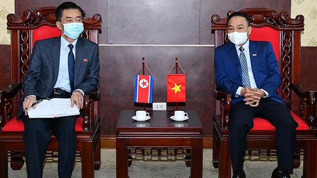 越南《人民报》社副总编辑丁如欢会见朝鲜驻越南大使馆临时代办Ri Ho Jun。