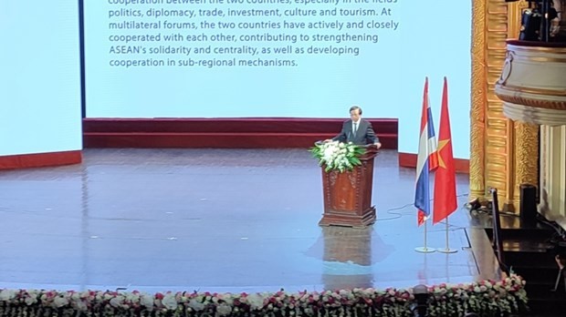 越南文化体育旅游部副部长谢光东在越南-泰国联欢晚会上发表讲话。