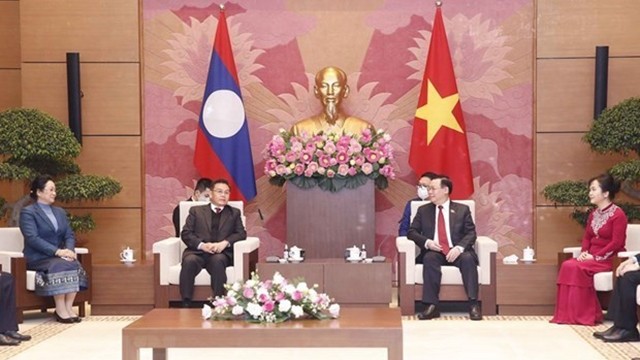 国会主席王廷惠（右）会见老挝国会主席赛宋蓬·丰威汉。（图片来源：越通社）