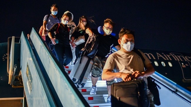 承载121名旅客的VN852号航班于1月1日18时45分安全抵达胡志明市新山一国际机场。