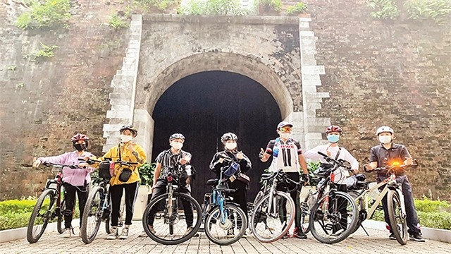 疫情期间骑自行车探索河内旅行吸引许多游客青睐。