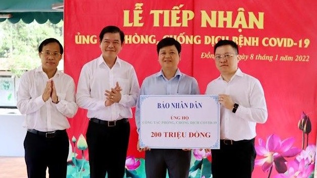 越南《人民报》为同奈省抗击新冠肺炎疫情提供2亿越盾的援助款项。