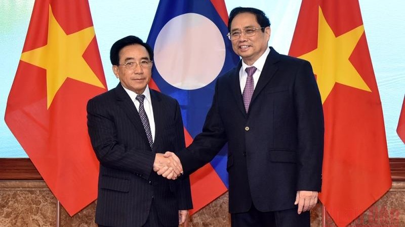 越南政府总理范明正与老挝政府总理潘坎·维帕万合影。