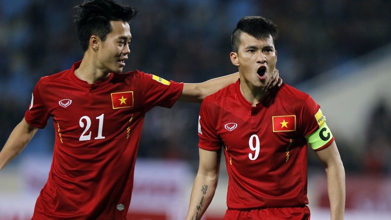 越南球员公荣（右）入围铃木杯历史最佳球员名单。