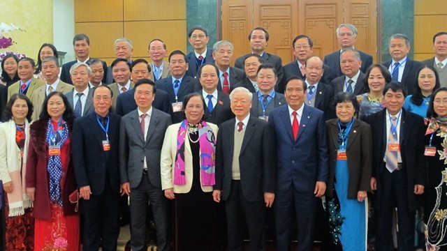 阮富仲总书记和出席越南老年人协会第六次全国代表大会的代表合影。