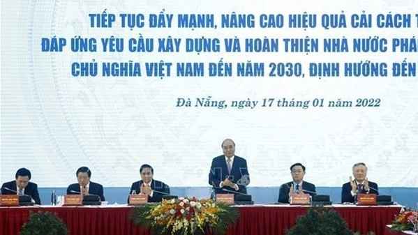 越南国家主席阮春福和各位代表主持会议。（图片来源：越通社）