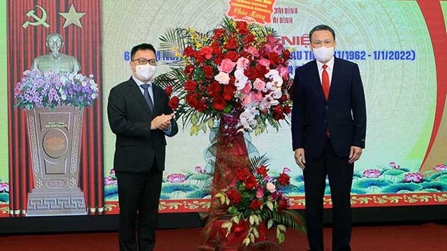 《人民报》社总编辑黎国明向《太平报》社赠送花篮庆祝。