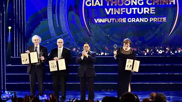 越南总理范明正授予价值为300万美元的VinFuture科学奖。