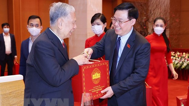 国会主席王廷惠在春节前夕会见历届国会原领导并向他们致以新春祝福。