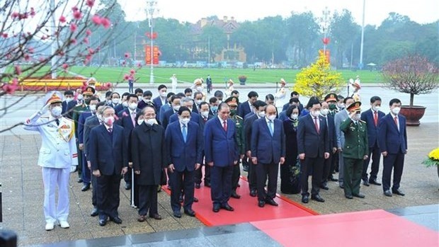 越南党和国家领导代表团拜谒胡志明主席陵并敬献花圈。（图片来源：越通社）