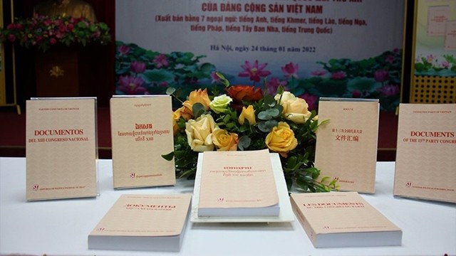 《越共十三大文件》丛书以7种语言发行。