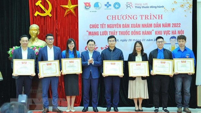 胡志明市共青团代表对30名优秀个人颁发奖状。