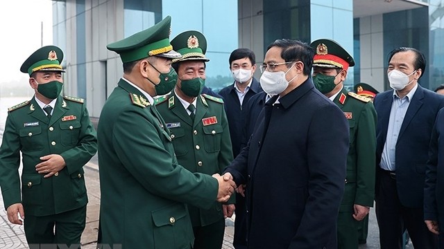 范明正总理与广宁省边防力量干部与战士交谈。（图片来源：越通社）