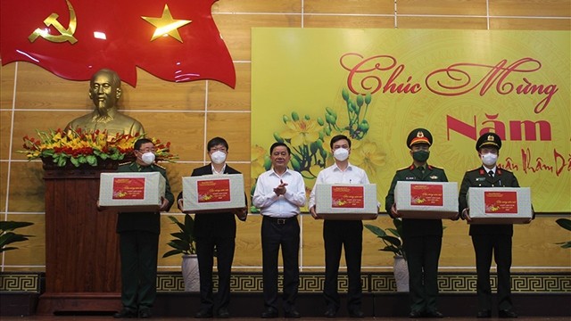 陈锦绣同志在广平省向防疫一线人员赠送春节礼物。