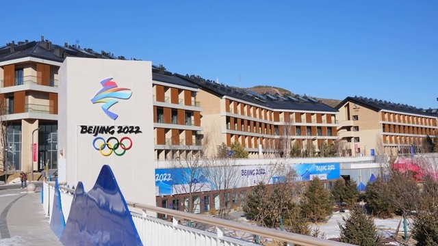 为各国参赛运动员提供服务的北京冬奥村。（图源：新华社）