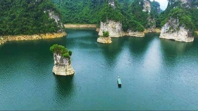 纳杭湖被誉为宣光省的“陆上下龙湾”。