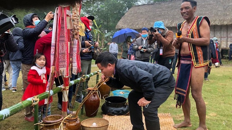 越南各民族文化旅游村吸引众多游客前来参加各项体验活动。（图片来源：人民报网）