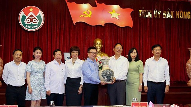 《人民报》社总编辑黎国明向多农省委赠送纪念品。