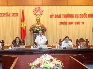 国会主席阮生雄在国会常委会会议上讲话。