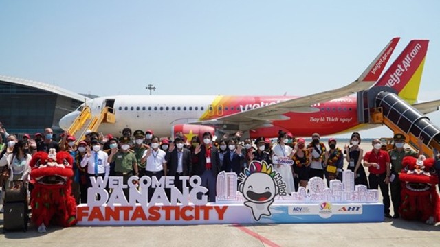 岘港市、中部航空港务和越捷航空迎接飞往岘港市的首趟航班。