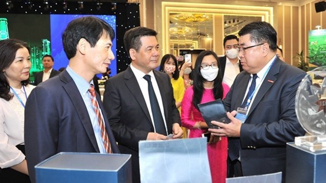 越南工贸部部长阮鸿延和与会代表交谈。（图片来源：工贸部）