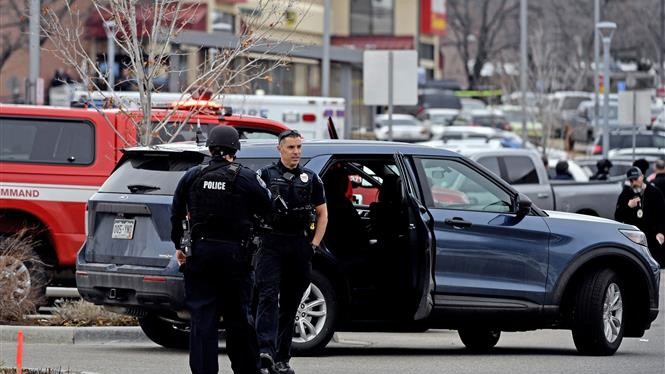 2021年3月22日，警察在美国科罗拉多州博尔德的King Soopers超市枪击案现场进行调查。（图片来源：法新社/越通社）