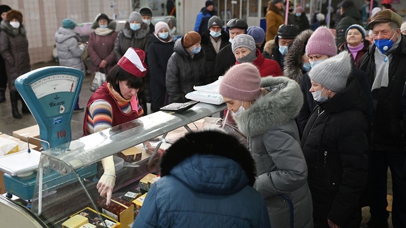 2月18日，消费者在俄罗斯鄂木斯克一家超市购物。（图片来源：路透社）
