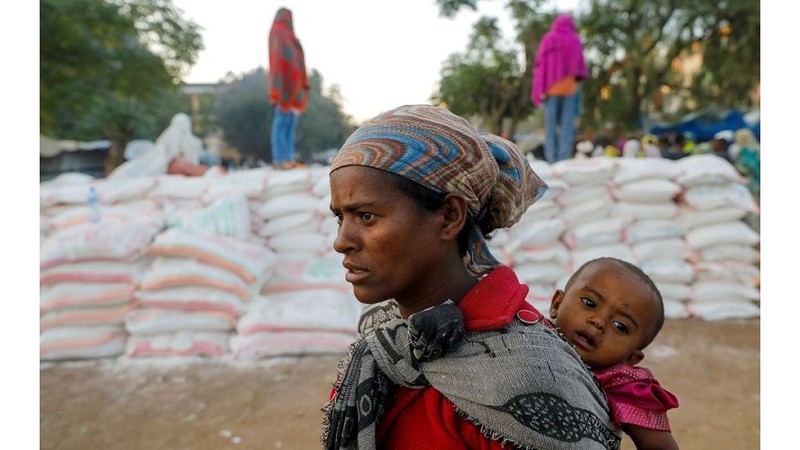 在埃塞俄比亚提格雷地区夏尔镇排队接受粮食援助的民众。（图片来源：路透社）