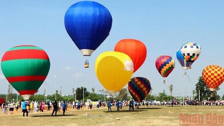 崑嵩省热气球节。（图片来源：人民报网）
