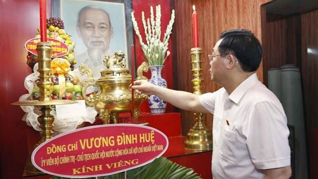 越南国会主席王廷惠向胡志明主席进香。（图片来源：越通社）