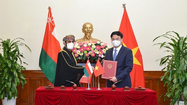 越南与阿曼签署互免持外交、公务和特别护照人员签证的协定。